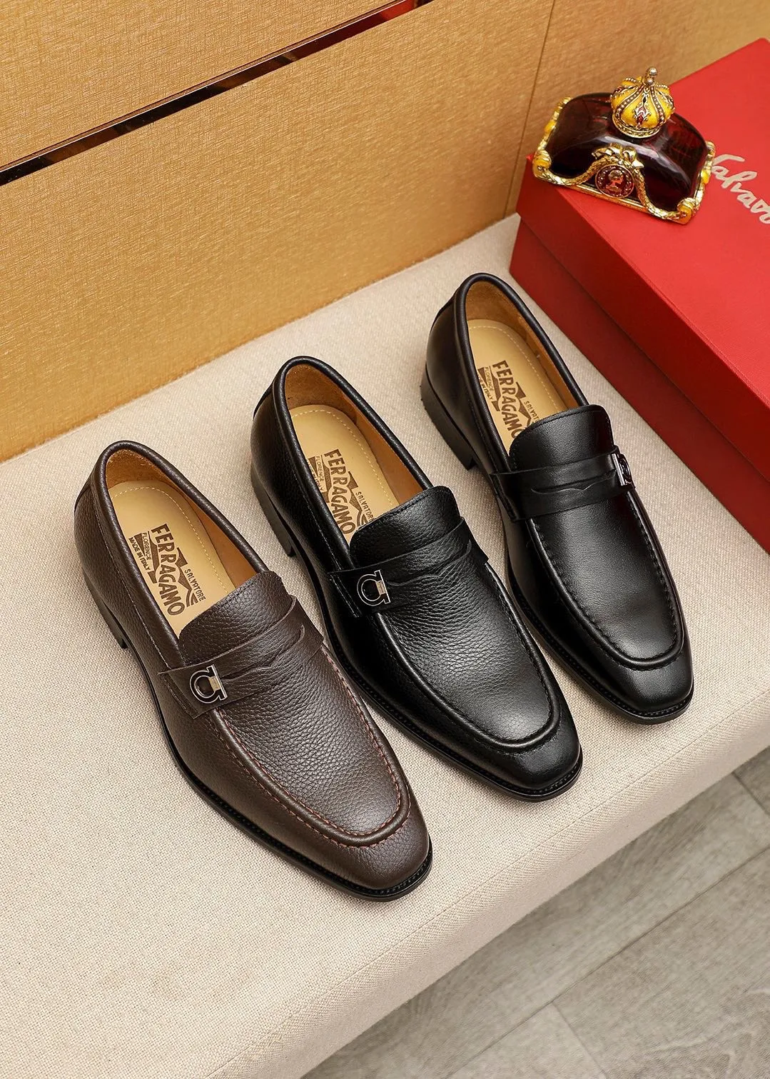 Men's shoes 💰460 💐 Product trademark: Ferragamo "Ferragamo" casual leather shoes Regular size: 38-44 (45.46🉑️customized) Product materials: Selected imported first-layer pebbled cowhide leather upper + luxury hardware buckle, imported water-dyed cowhide leather lining. Strong three-dimensional visual effect, original outsole color: 2⃣️seed leather materials optional